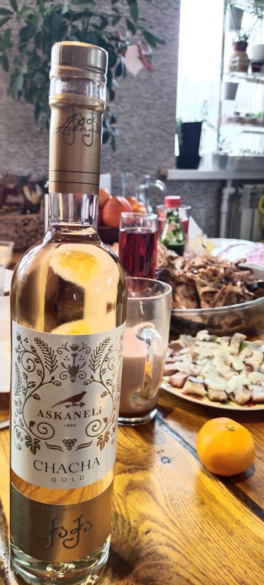 В честь семейного события открыли подаренную кумовьями, пол года назад, грузинскую чачу! Шикарный напиток. 🤗👍