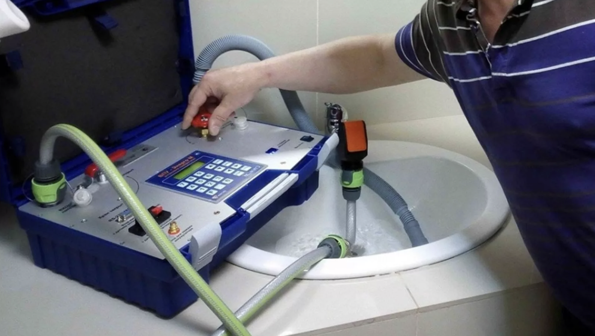 Примерно с таким чемоданчиком ходят по квартирам, стоит очень прилично