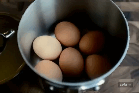 Яйцо в кипящей воде может треснуть и белок вытечет наружу. Чтобы избежать этого нежелательного сценария, есть несколько способов подготовки яиц перед варкой.