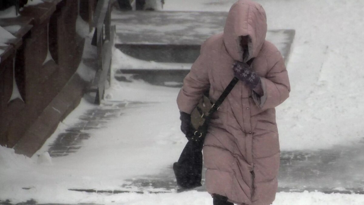     На дорогах появятся снежные заносы, гололед и ледяная корка.