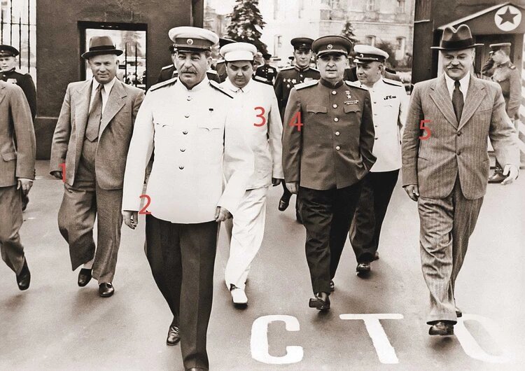 Всесоюзный парад физкультурников 12 августа 1945 года. Соратники, которые после смерти вождя станут врагами. 1. Никита Хрущев. 2. Иосиф Сталин. 3. Георгий Маленков. 4. Лаврентий Берия. 5. Вячеслав Молотов. 
Фото: РИА Новости