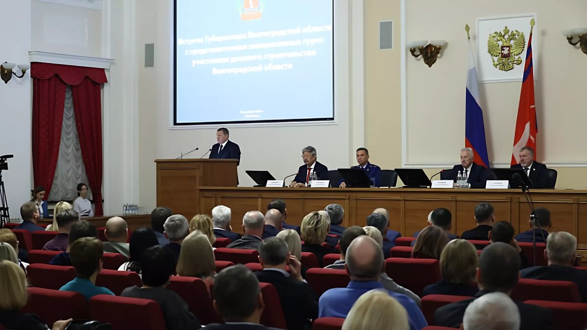     Губернатор Андрей Бочаров встретился с сотрудниками прокуратуры, депутатами и застройщиками, чтобы подвести итоги борьбы с долгостроями в Волгоградской области. Он также поблагодарил собравшихся за помощь в решении проблемы, сообщает администрация региона.