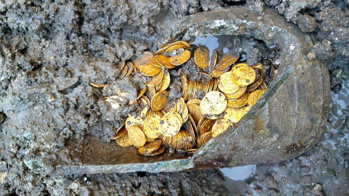 Сокровища в озерах. Клад золотых монет. Клад в земле. Золотая монета в земле. Нашел золотую монету.