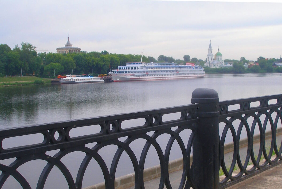 Вид на причал Твери с правого берега Волги, где находится центр города