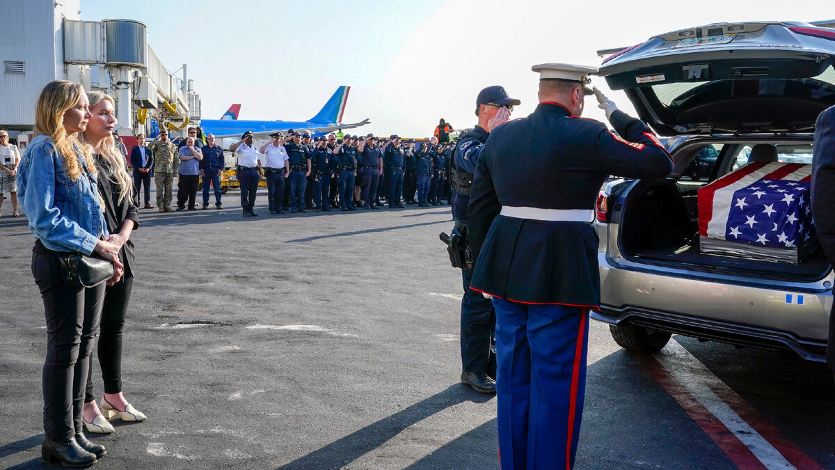 А так встречают погибшего американца, воевавшего в рядах ВСУ.