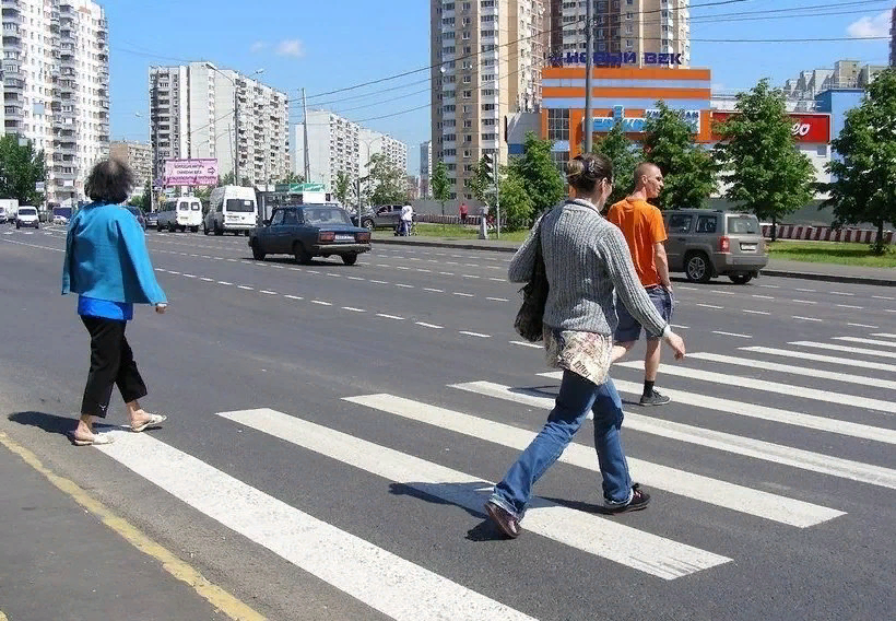 Дорожный где пешеходы могут переходить дорогу. Пешеход. Пешеход на дороге. Люди на пешеходном переходе. Через дорогу.