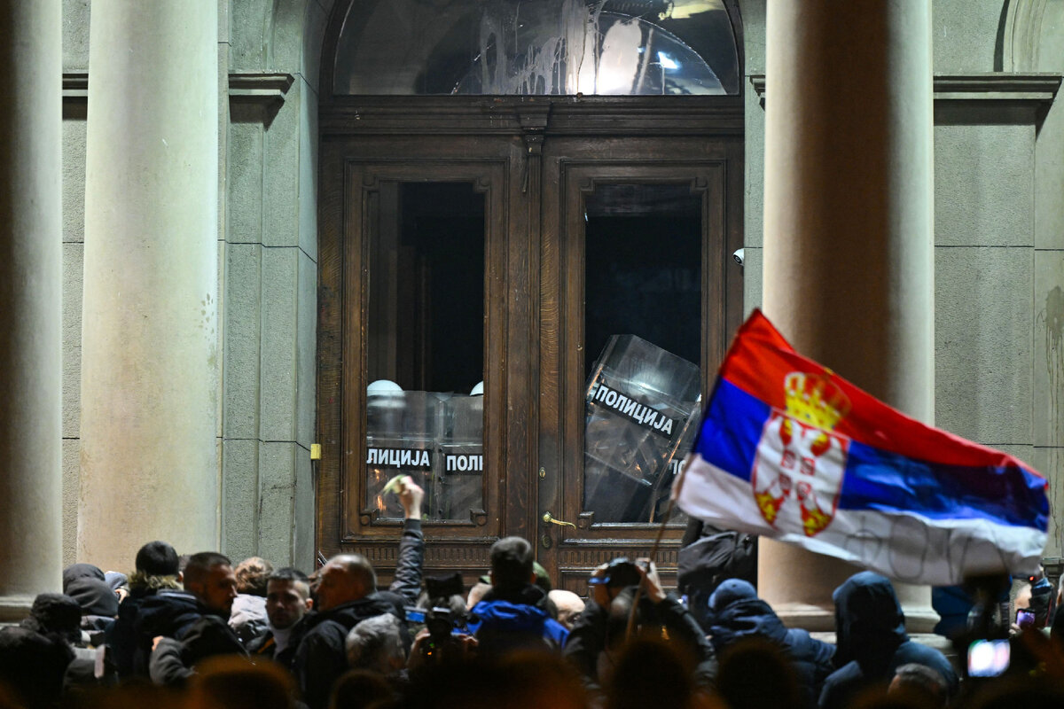 Акция протеста на площади перед зданием Скупщины в Белграде, Сербия, 25 декабря // AP Photo / ANDREJ ISAKOVIC