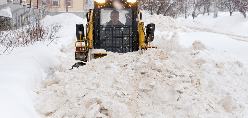   Уборка снега в Ижевске: инструкция, чтобы почистили двор, крышу или территорию у магазина