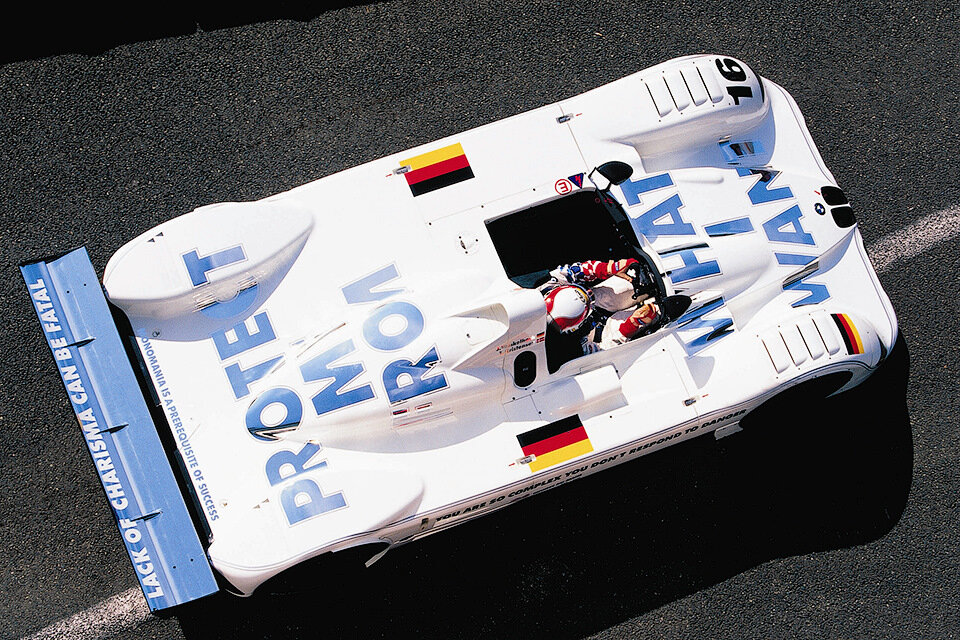 BMW V12 LMR с дизайном Дженни Хольцер. Листайте галерею.