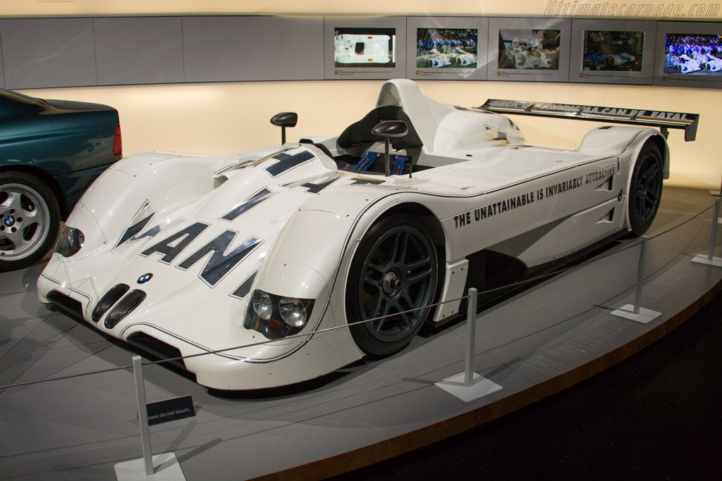 BMW V12 LMR с дизайном Дженни Хольцер. Листайте галерею.