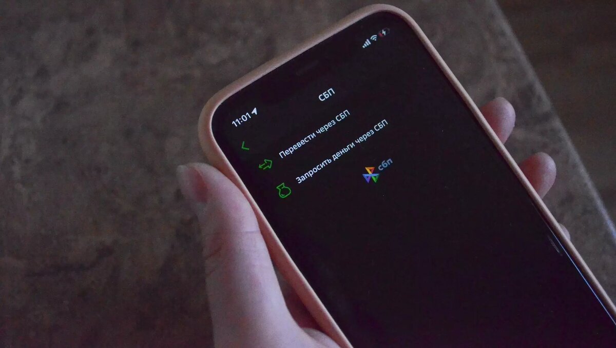     Учитель из Павлова Нижегородской области взяла кредит и перевела мошенникам более 800 тысяч рублей из-за угроз возбудить на нее дело о государственной измене. Об этом NewsNN сообщил источник в правоохранительных органах.