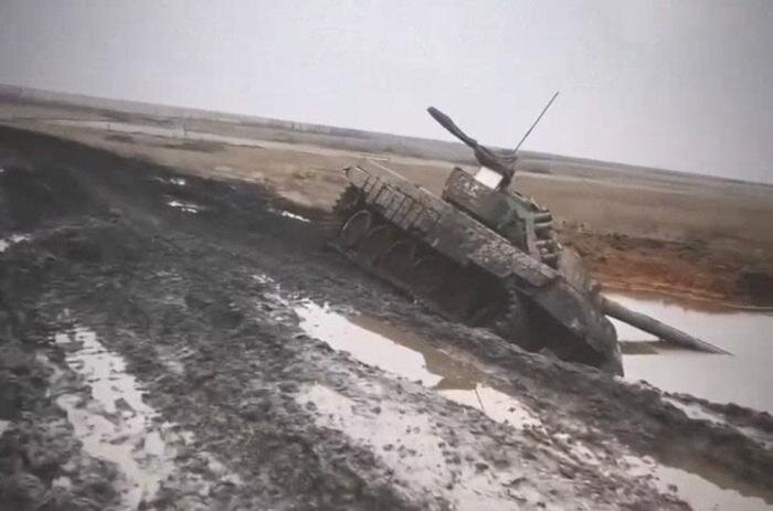 PT-91 Twardy, утопленный в грязи и брошенный ВСУ в районе Работино, источник – Телеграм-канал Военкор Котенок 