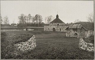 Внутренний двор крепости, предположительно 1930-е годы. Фотография из свободных источников.