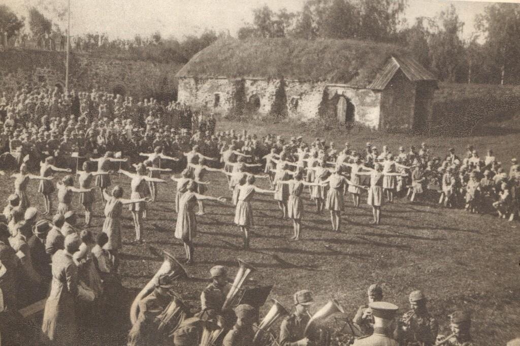 1930-е годы. Мероприятие внутри крепости, на заднем фоне Новый арсенал до реставрации. Фотография из коллекции музея.