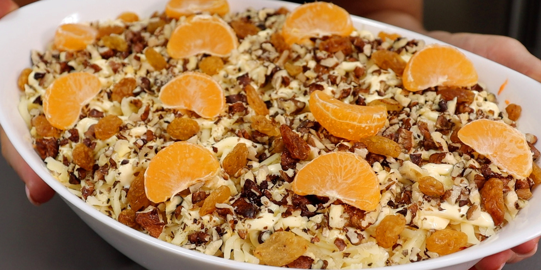 Если хочется попробовать по-настоящему новогодний салат, то предлагаю вам мой вариант салата на праздничный стол 2024