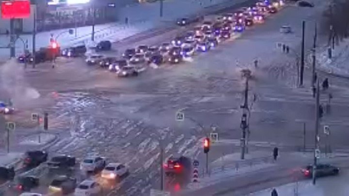 Первая авария на Северо-Западе случилась в трескучий мороз. Горячая вода заставала бурунами. Во дворах вмерзли припаркованные авто. Фото: читатель "Царьграда".