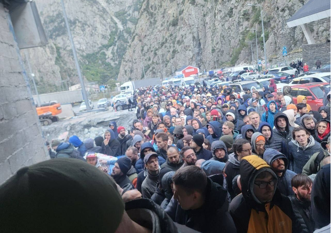 Российские туристы-пацифисты на границе с Грузией. Октябрь 2022 года.