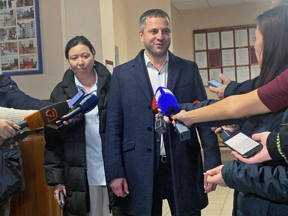     По словам защиты еще после первого заседания, само по себе наличие дела не означает,  что человека обязаны отправить под арест. Для этого должны быть основания считать, что подозреваемый, например, скроется от следствия и будет давить на свидетелей