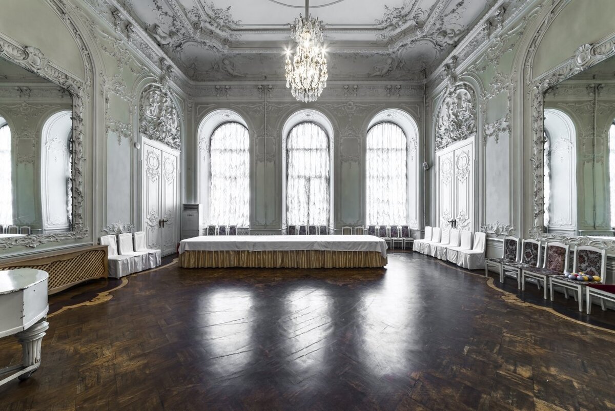 Белый зал. источник vk.ru / автор фото неизвестен 