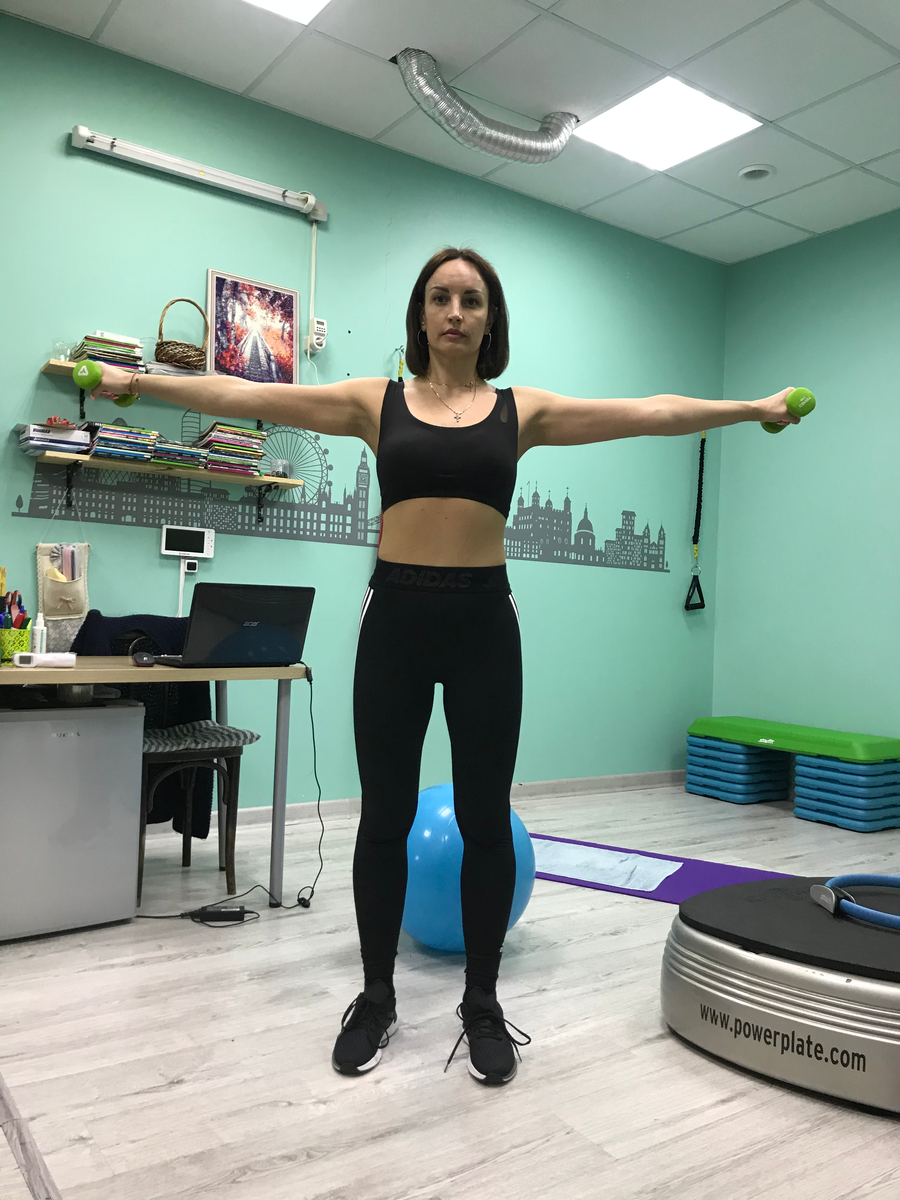 Моя подопечная Аня, она очень хотела много фото. Убрали мы с ней 22 кг за 9 месяцев, и все последствия давних родов очень крупных деток, восстановили осанку и буквально собрали кожу. Она дисциплинировано внедрила все привычки в жизнь - и вот.