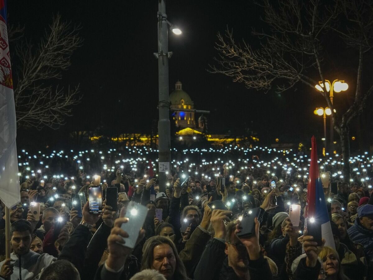    Протестующие у здания избирательной комиссии в Белграде© AP Photo / Darko Vojinovic