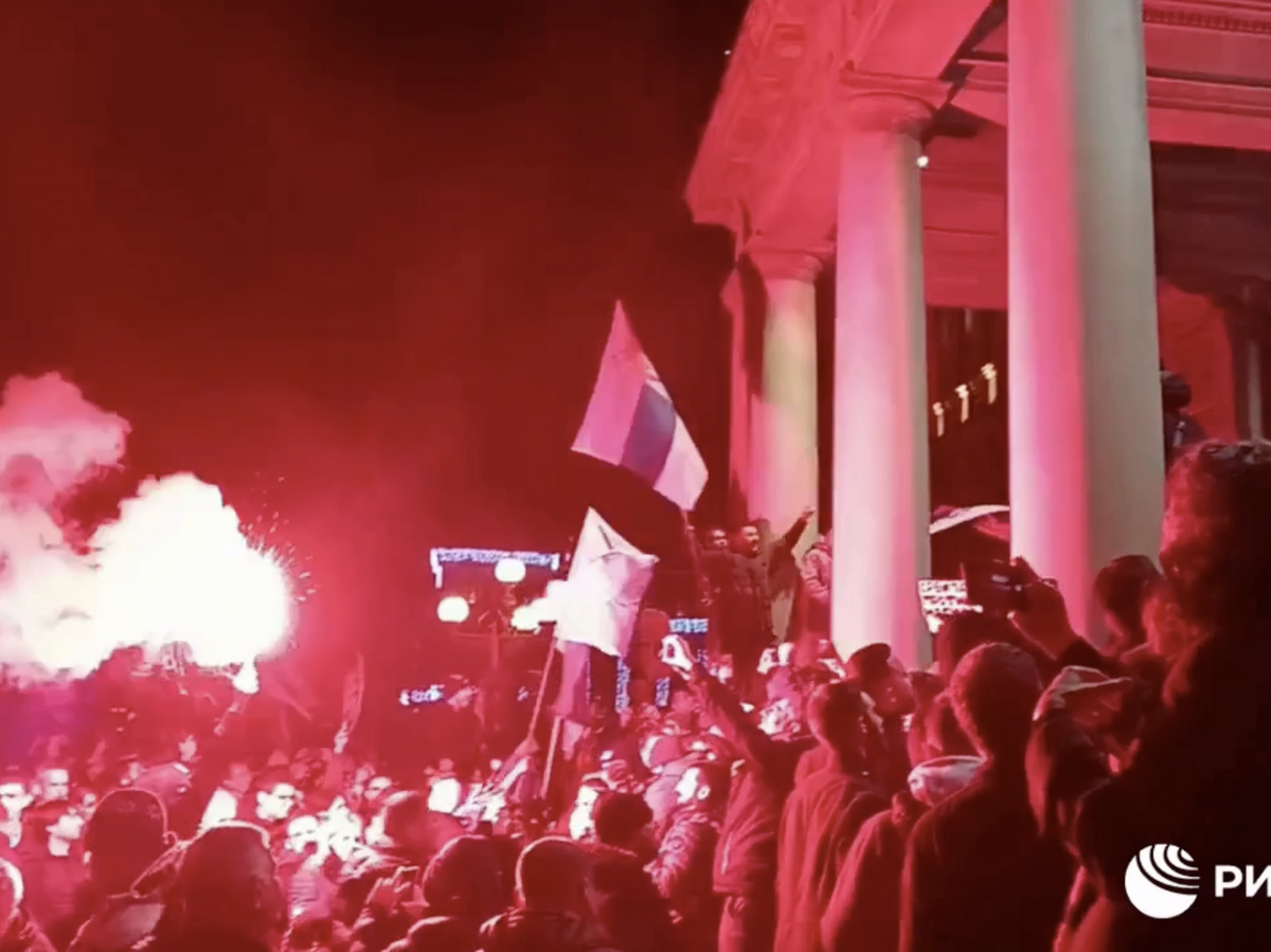    Протестующие около здания администрации Белграда© РИА Новости