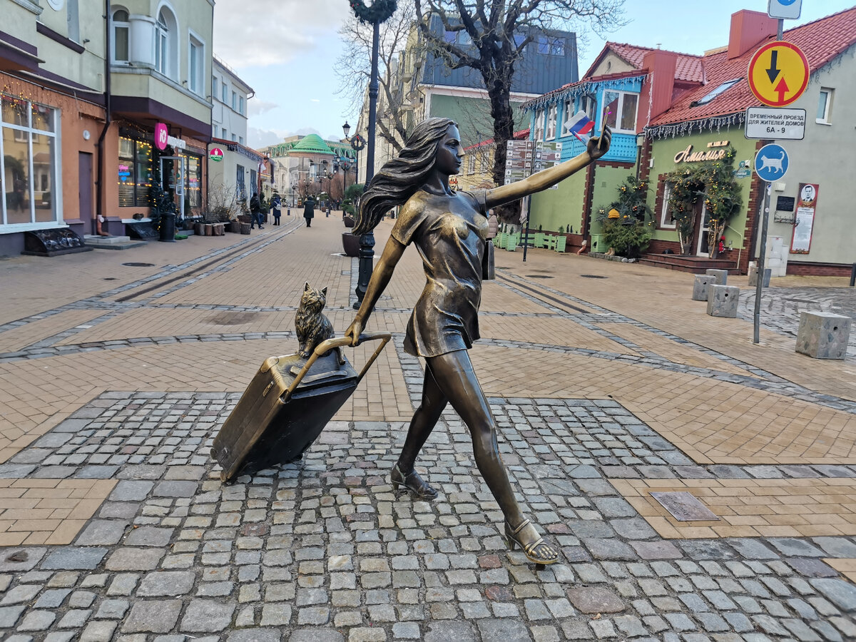 Полминуты и мы уже здесь, на главной пешеходной улице