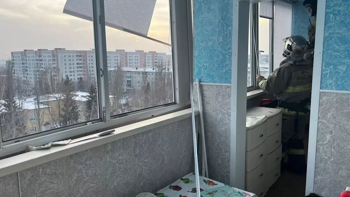     Один из взрослых жильцов решил поджечь газеты на плите, пока его мать была на работе.