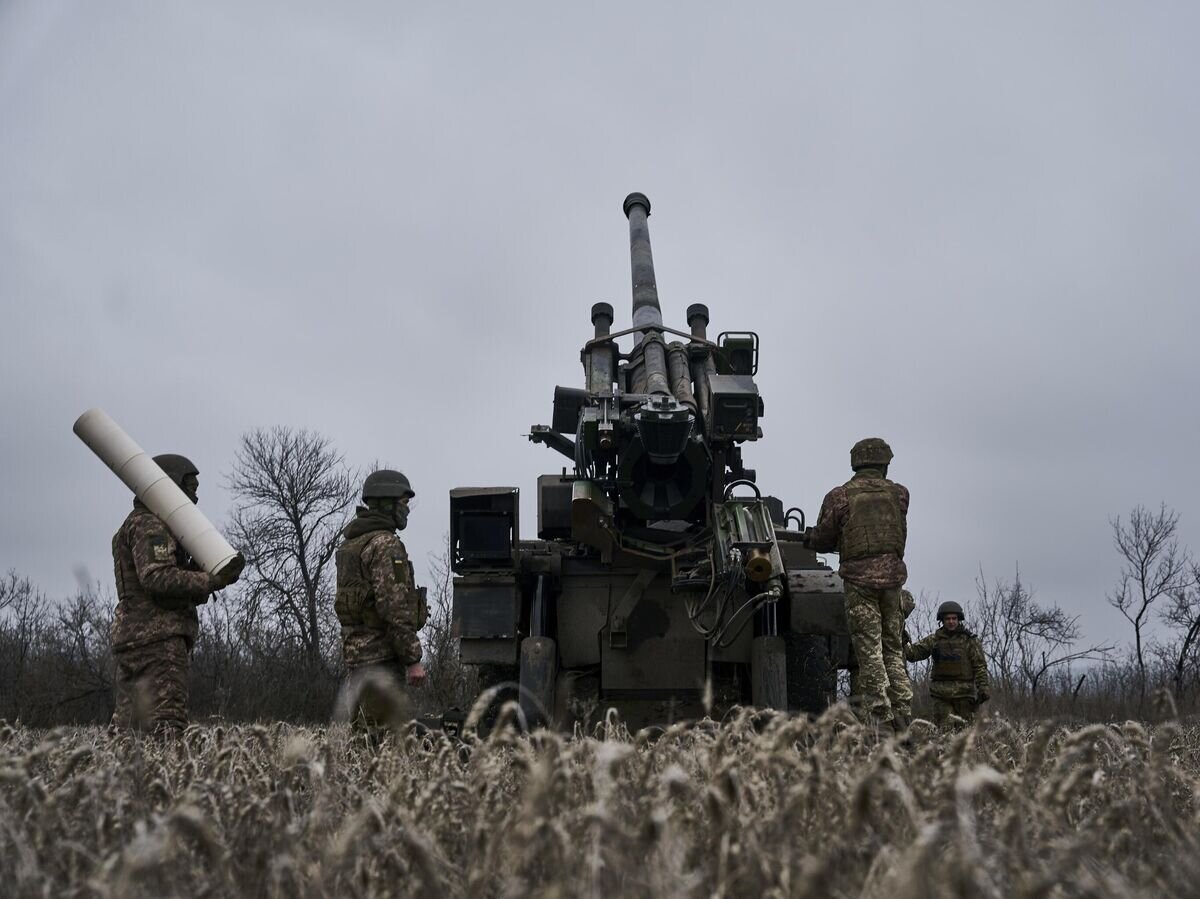    Украинские военные рядом с самоходной гаубицей CAESAR© AP Photo / Libkos