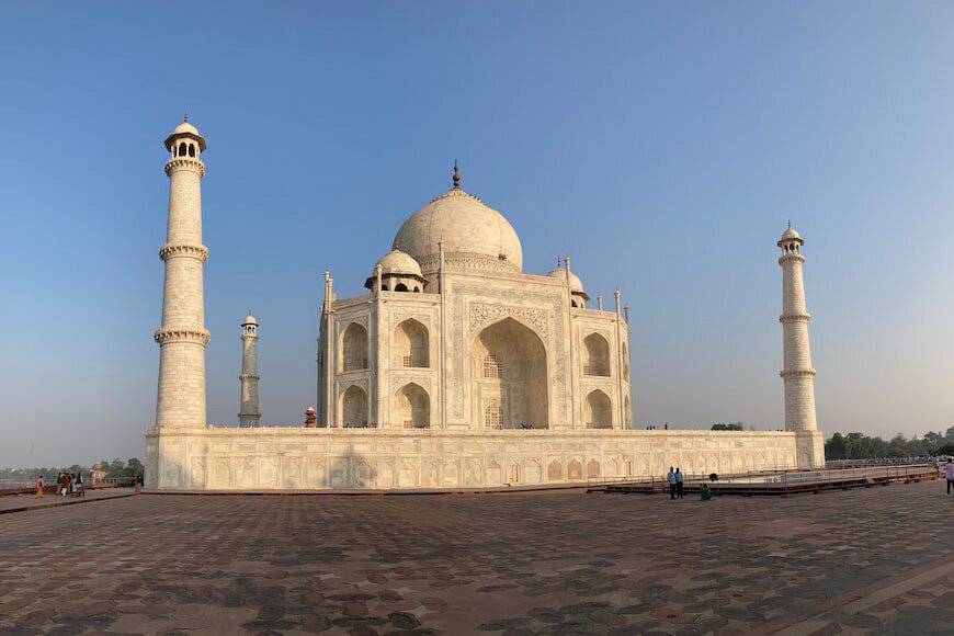 Мавзолей больше напоминает дворец в восточном стиле. Фото: Praveen Thirumurugan / Unsplash