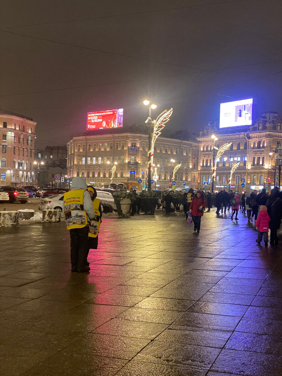 Украшения у московского вокзала