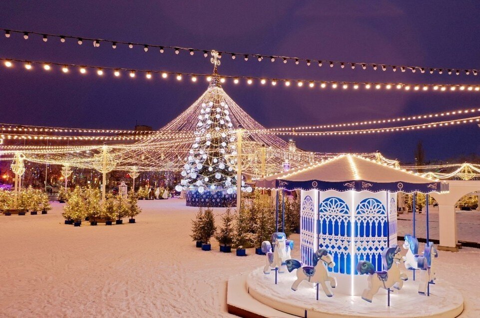    Центром новогодних гуляний будет украшенная к праздникам площадь Ленина. с сайта мэрии Воронежа.