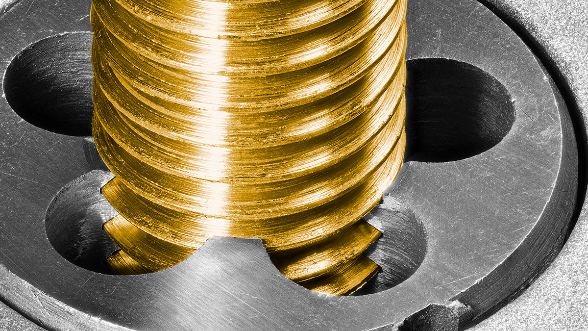 Нарезание резьбы. Источник изображения: KPixMining / Shutterstock.com