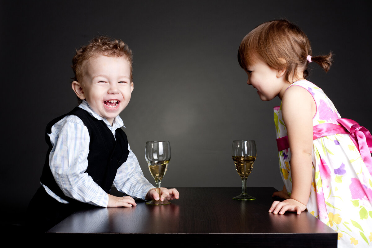 Дети пьют вино. Бокал для детей. Дети за столом. Ребенок с рюмкой. Вино для детей.