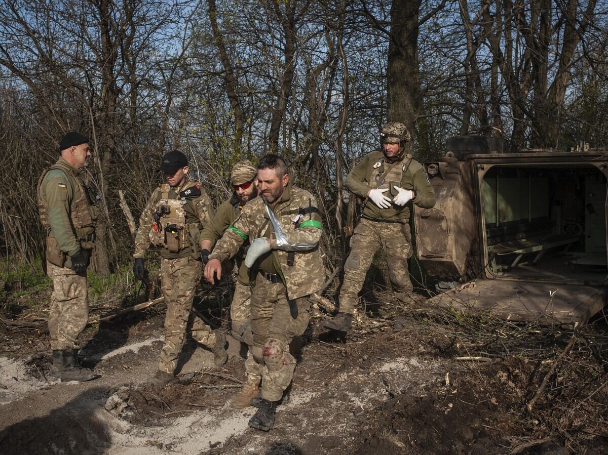    Раненые украинские военнослужащие под Артемовском© AP Photo / Iryna Rybakova