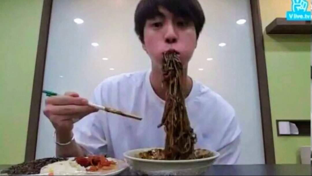 Ох уж этот джин хо. БТС едят рамен. BTS Jin eating. Чонгук рамен. BTS V ест рамен