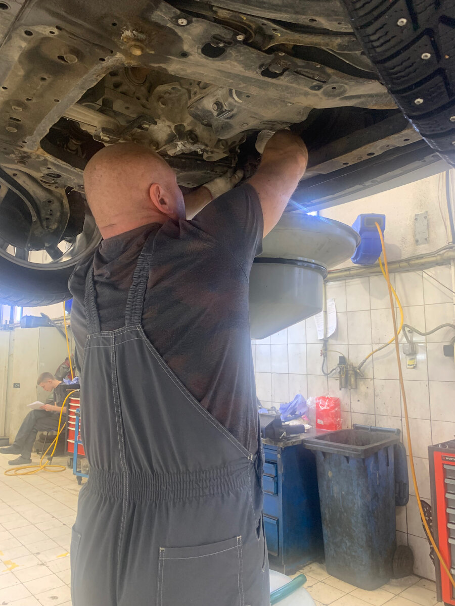 Снимаем хомут на системе охлаждения под радиатором