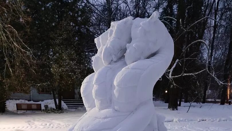     С приходом оттепели жители Нижегородской области начали лепить снеговиков. Некоторые решились сделать гигантские фигуры сказочных персонажей. NewsNN собрал топ из пяти самых интересных шедевров.