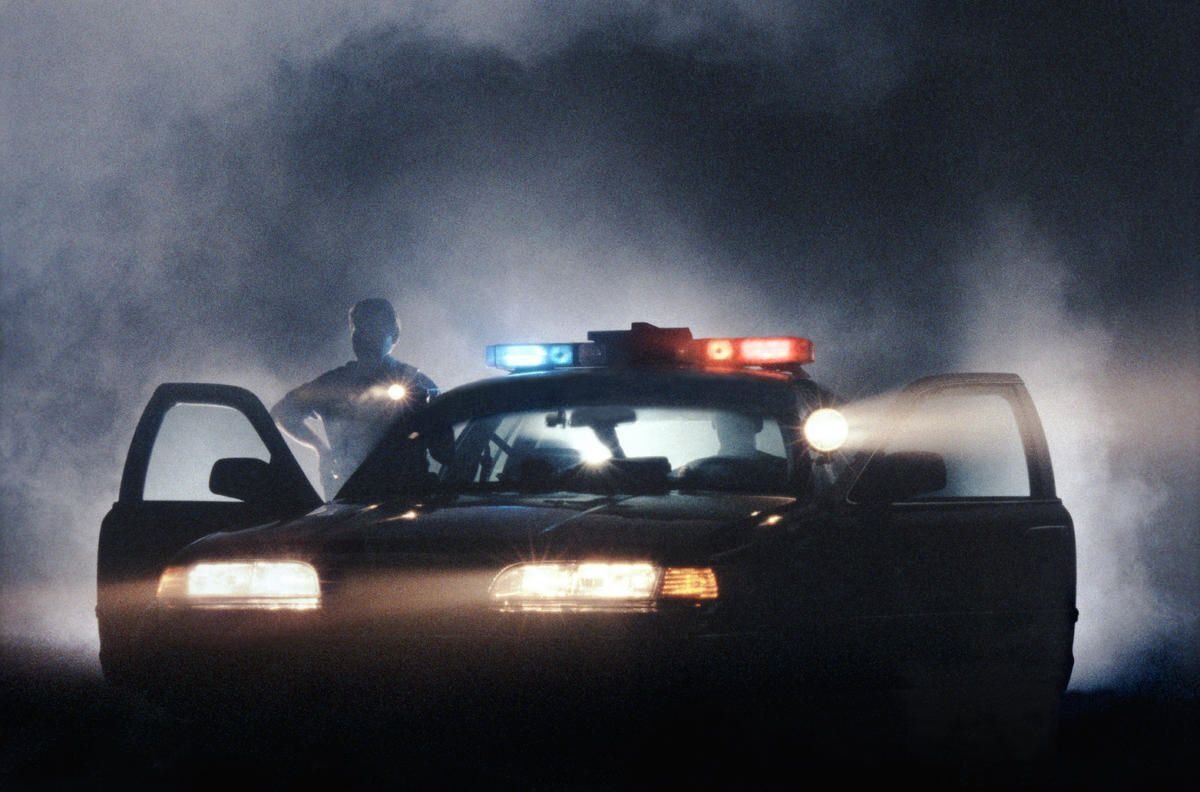 A policeman in the car. Полицейская погоня ночью. Полицейская машина ночью. Полицейская машина Эстетика. Полицейская мигалка полиция США.