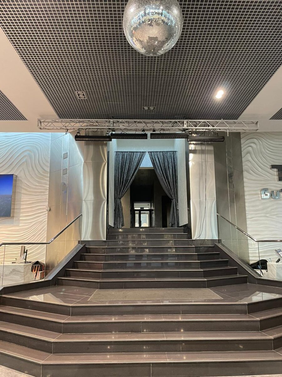 Холл бизнес-центра Тверь ("рюмка") в Твери © "Покажу Москву"