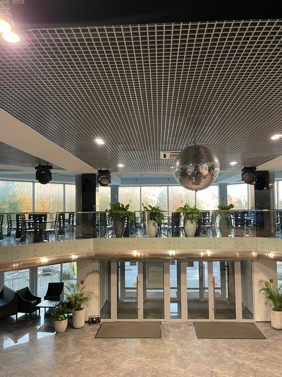 Холл бизнес-центра Тверь ("рюмка") в Твери © "Покажу Москву"