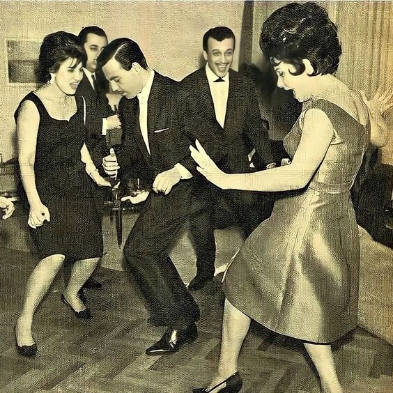 Известные турецкие артисты Бельгин Дорук, Айхан Ишик и другие танцуют твист на праздновании Нового 1962 (по некоторым данным - 1967) Года. Источник pinterest.com