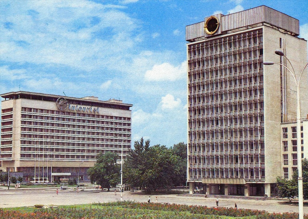 Справа наш институт «Крайколхозпроект», слева «Интурист». Фото: pastvu.com