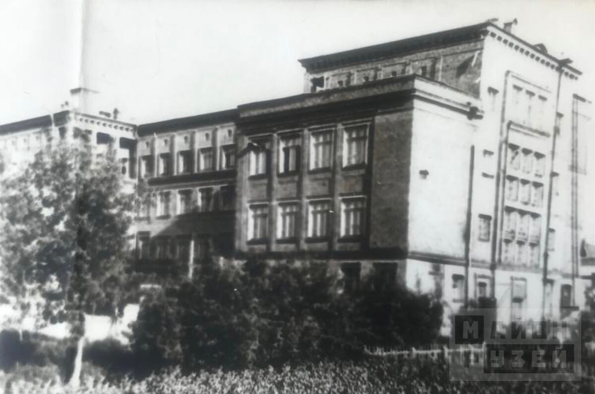 Школа №437. Вид с северо-запада. Фотография 1940-1950-х гг. из архива Юрия Ефимовича Раскина, бывшего ученика этой школы. 