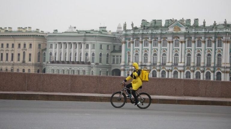    Курьер в Петербурге. Фото: Мойка78/Валентин Егоршин.