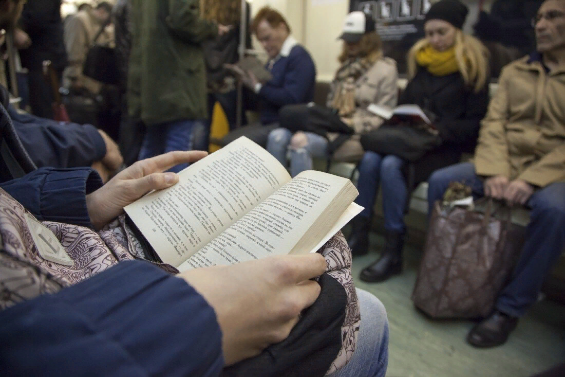 Книга для чтения в метро. Чтение в транспорте. Люди читают в метро. Чтение в автобусе.