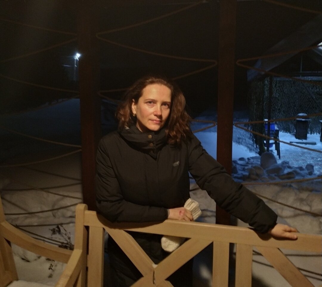 К сожалению летних фото этой дачи с кустиками хрена не нашла, только зимний вариант после баньки...