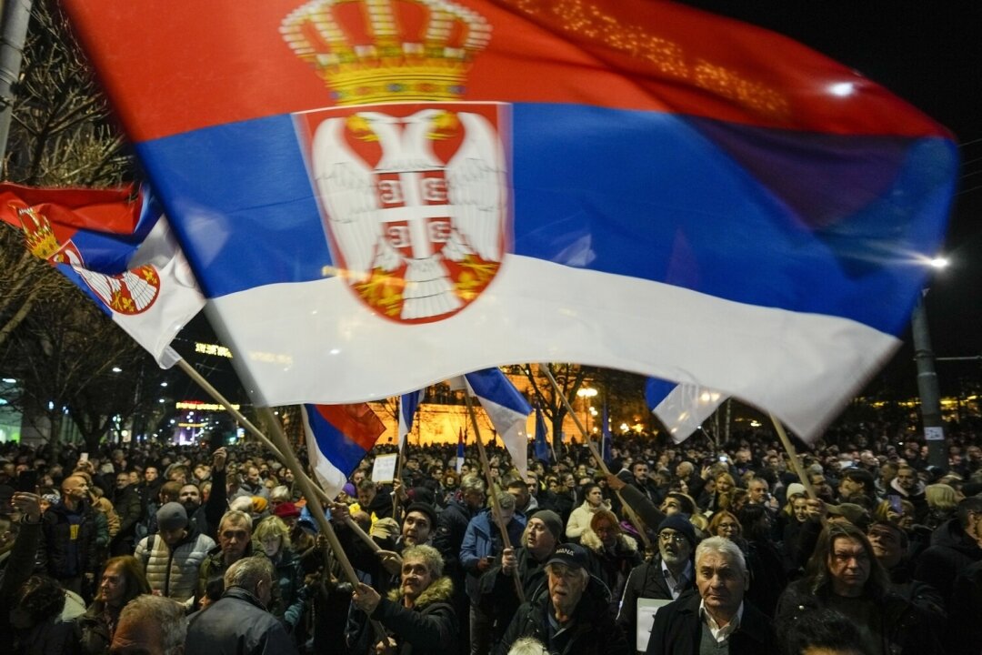    В Белграде протестующие перекрыли улицу у здания госуправления