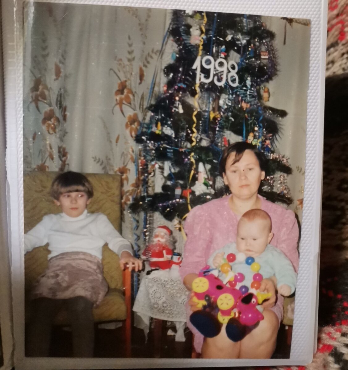 Это я в кресле. Первая елка брата. Ему 6 месяцев, по моему ещё не ползал