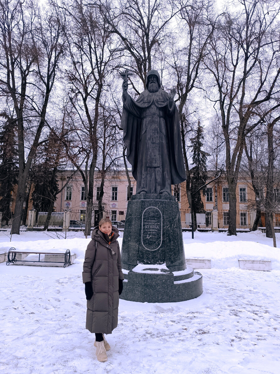 Светлана Кукшина и памятник Кукше